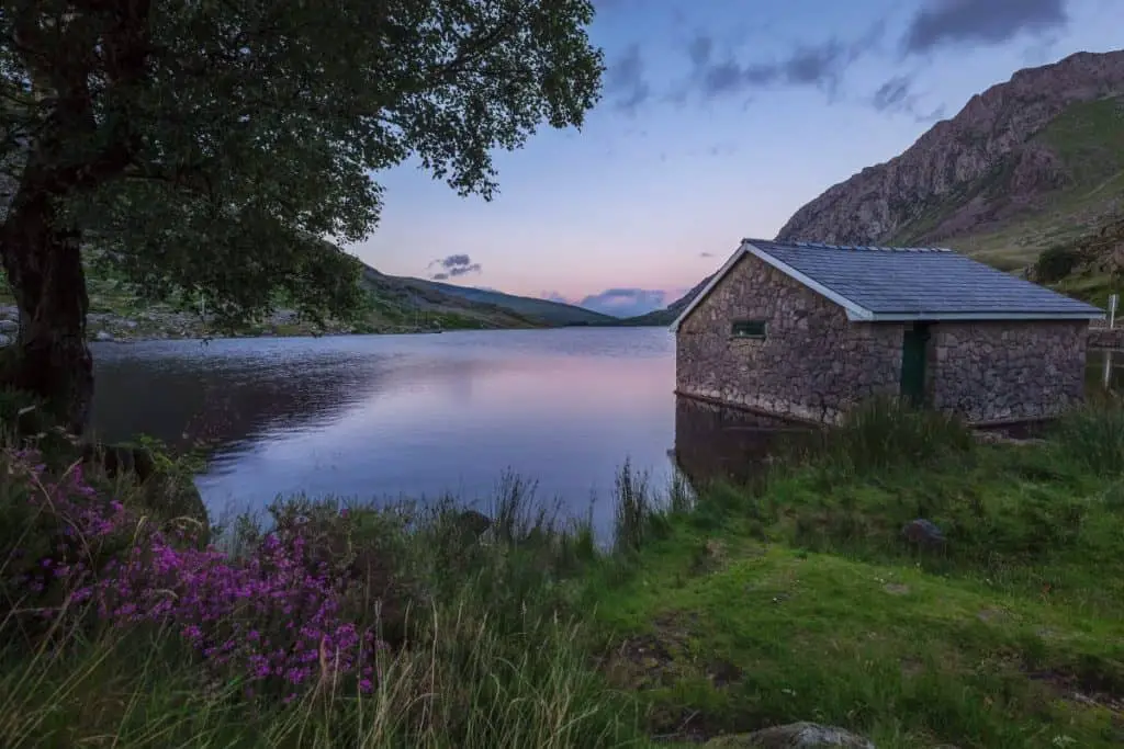 The Ogwen boathouse on Llyn Ogwen is a great choice for sunrise photography in North Wales